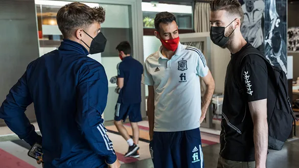 David de Gea saluda a Marcos Llorente y a Sergio Busquets