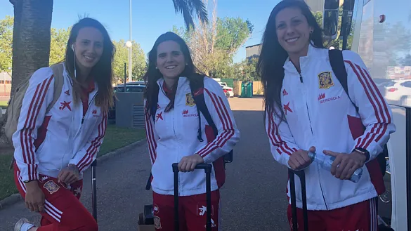 Virginia Torrecilla, Andrea Pereira y Jennifer Hermoso a su llegada a Don Benito (Badajoz)