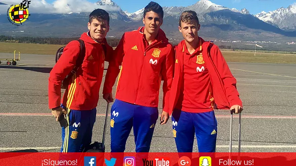 Jorge Neré, Rodri Hernández y Marc Gual a su llegada a Poprad (Eslovaquia)
