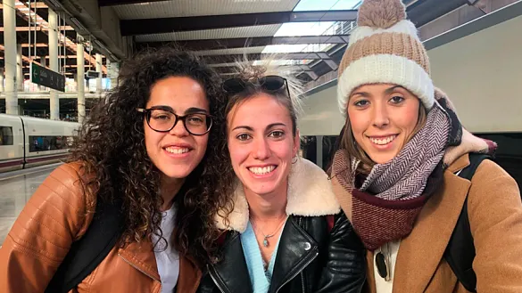 La internacionales Andrea Sánchez Falcón, Ángela Sosa y Lola Gallardo, a su llegada a la estación de Atocha