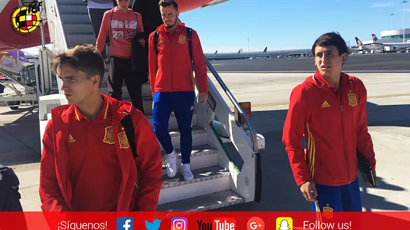 Denis Suárez, Mikel Oyarzábal y Saúl Ñíguez descienden del avión en el aeropuerto de Fiumicino