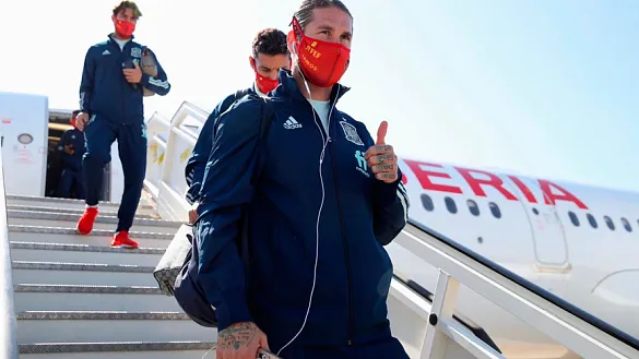 Sergio Ramos saluda a su llega a Lisboa