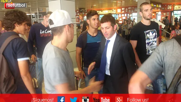 El Seleccionadorn, Albert Celades, se despide de los jugadores en Barajas