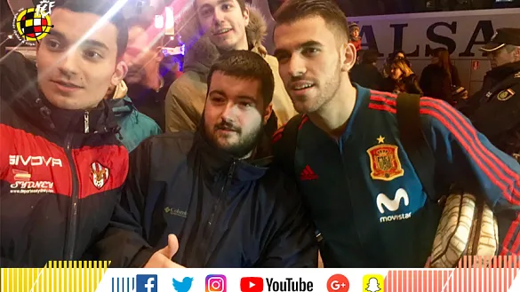 El internacional Sub-21 Dani Ceballos se fotografía con los aficionados a su llegada a Ponferrada