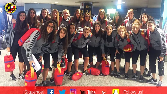 La Selección Española Sub-20 Femenina posa en el Aeropuerto Adolfo Suárez Madrid-Barajas