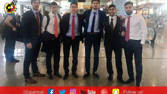 Carlos Barrón, Raúl Campos, Bebe, Marc Tolrà, Adolfo y Rafa Usín a la llegada de la Selección Española de Fútbol Sala a Barajas