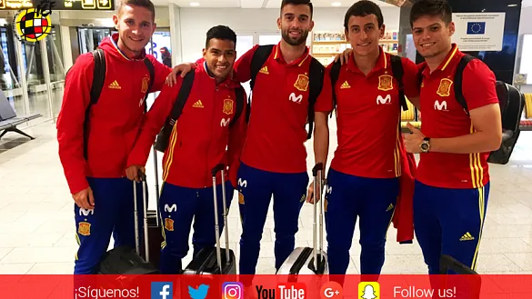 Los jugadores de la Selección española Sub-21 a su llegada a Tallin (Estonia)