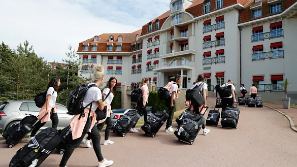 las jugadoras de la Selección española a su llegada a Le Touquet