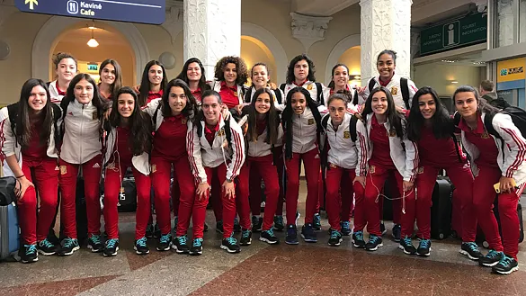 La selección Sub-17 femenina posa a su llegada a Lituania