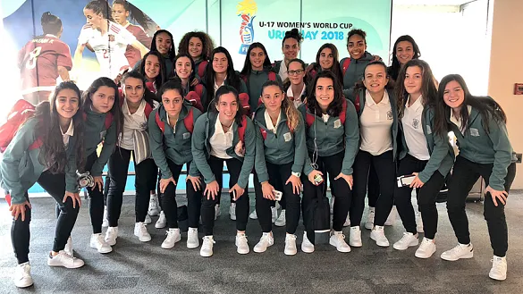 La Sub-17 posa a su llegada a Montevideo