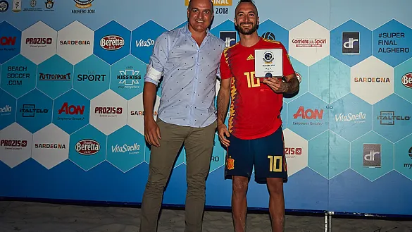 Llorenç Gómez recibe el premio a mejor jugador de la Liga Europea