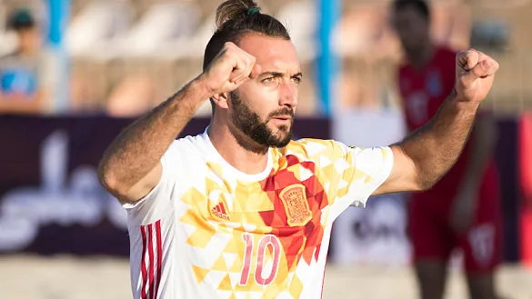 Llorenç celebra un gol con España
