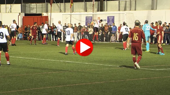 "Lobo" Carrasco en el momento de anotar un gran gol con la Selección de Leyendas