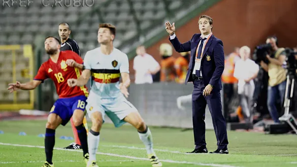 Julen Lopetegui dirige al equipo durante su debut al frente de la Absoluta