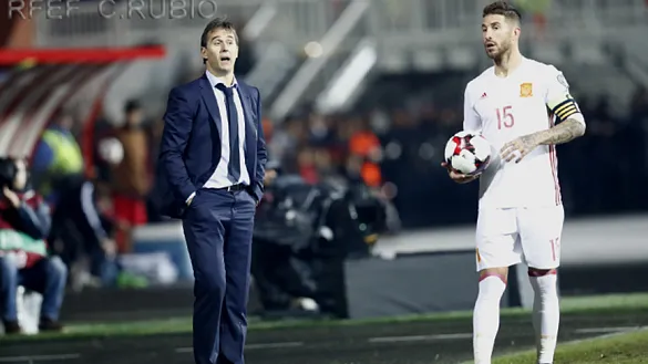 Lopetegui da instrucciones desde la banda durante el partido