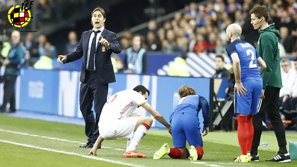 Julen Lopetegui da instrucciones en la banda del Stade de France