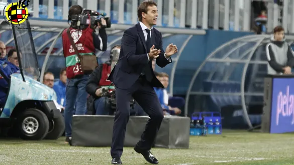 Julen Lopetegui da instrucciones durante el transcurso del Rusia - España