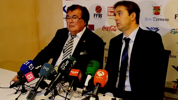 Julen Lopetegui junto a Miguel Bestard, presidente de la Federación Balear de Fútbol