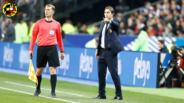 Julen Lopetegui da instrucciones durante un partido de la selección española