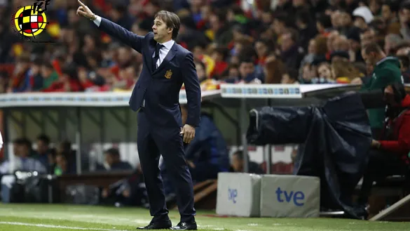 Julen Lopetegui da instrucciones desde la banda de El Molinón