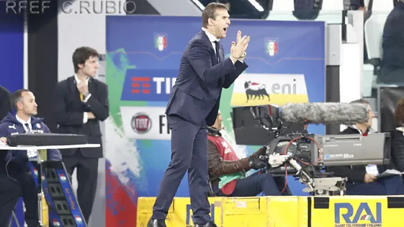 Julen Lopetegui da instrucciones al equipo durante el partido