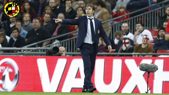 Lopetegui da instrucciones desde la banda durante el partido