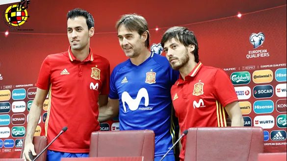 Lopetegui posa con Silva y Busquets