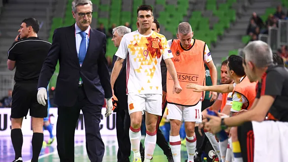 Sergio Lozano se retira del terreno de juego durante el encuentro frente a Ucrania