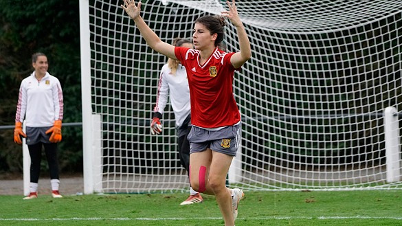 La jugadora internacional Sub-20 celebra un gol durante un entrenamiento en Francia