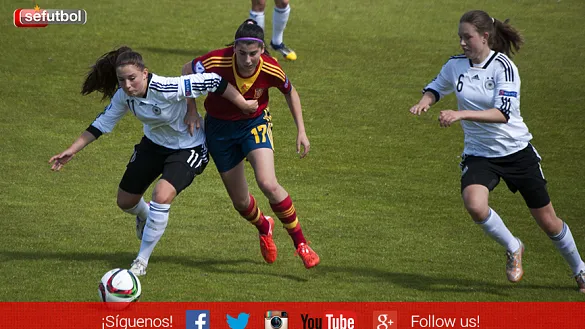 Lucía García pugna con las defensas alemanas por la pelota 