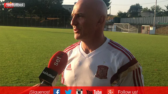 El Seleccionador nacional Sub-19, Luis de la Fuente, atiende a SEFUTBOL en Katerini (Grecia)