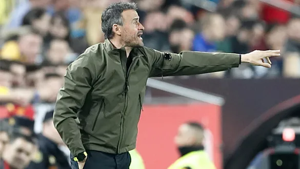 El seleccionador nacional, Luis Enrique Martínez, da instrucciones durante el encuentro frente a Noruega