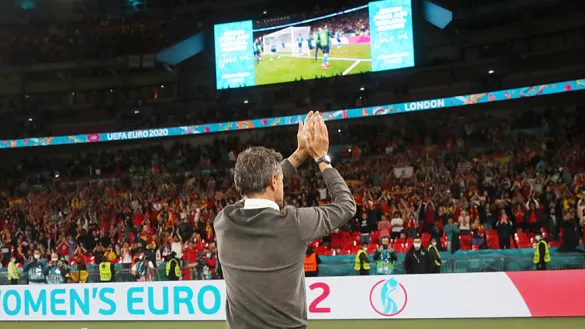 El seleccionador nacional saluda a los aficionados españoles en Londres