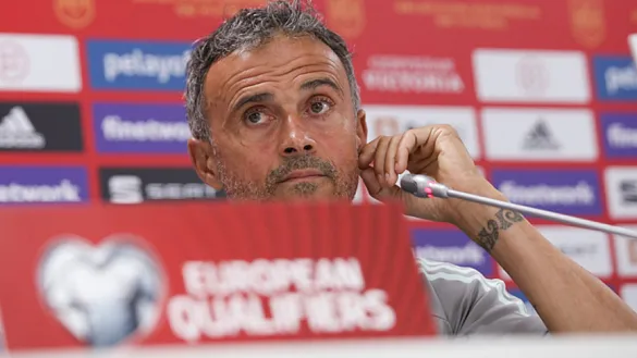 El seleccionador nacional durante su rueda de prensa en pristina