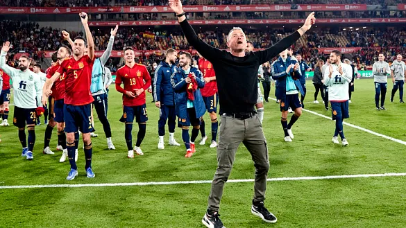 El seleccionador nacional celebra junto a sus jugadores la clasificación para el Mundial