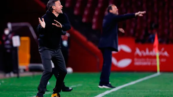 El seleccionador nacional, Luis Enrique Martínez, da instrucciones durante el encuentro frente a Grecia disputado en Granada