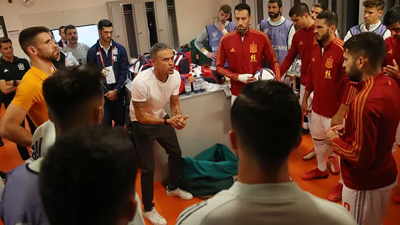 El seleccionador nacional se dirige a sus jugadores antes del partido frente a Suecia 