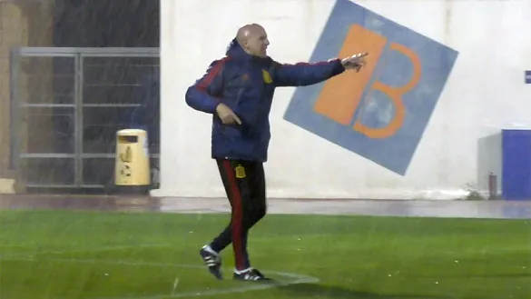 Luis de la Fuente dirigiendo el entrenamiento