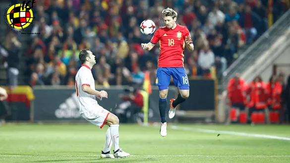 Monreal despeja un balón durante el último enfrentamiento frente a Macedonia