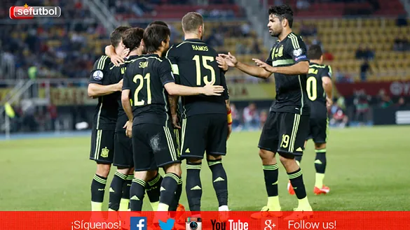 Los jugadores de la Selección Española celebran su tanto en Skopie