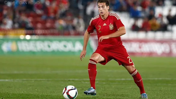 Javier Manquillo progresa con la pelota durante un encuentro reciente de la Selección Española Sub-21