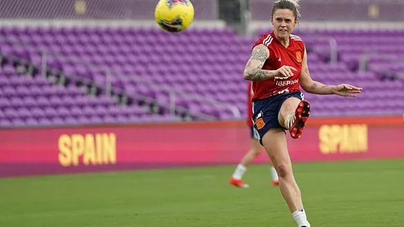 Mapi León lanzando una falta