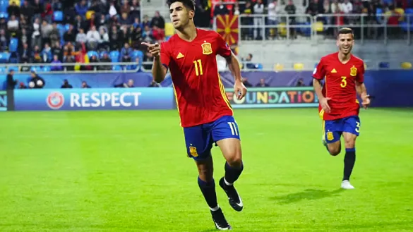 Marco Asensio celebra su golazo contra Macedonia en Gdynia