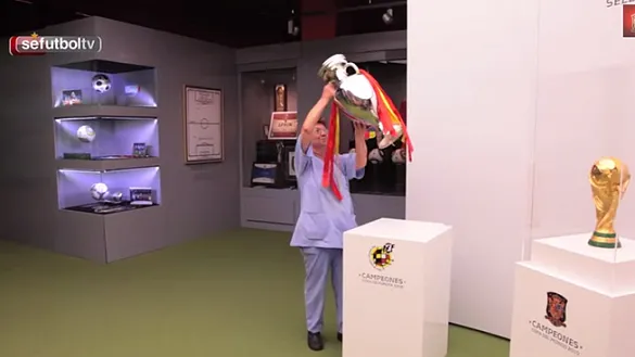 Mari Carmen, es la encargada de limpiar las copas