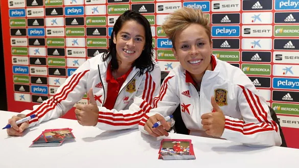 Marta Torrejón y Amanda Sampedro firman autógrafos para los aficionados