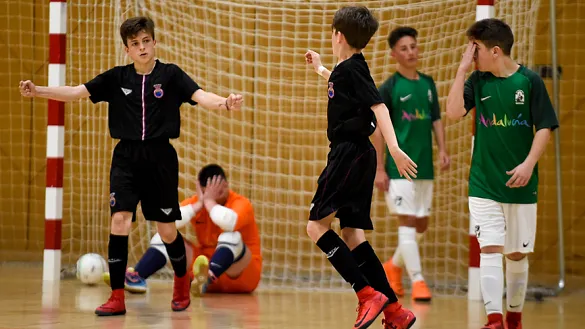 Los jugadores de Castilla-La Mancha celebran un tanto en el Campeonato de España infantil de fútbol sala