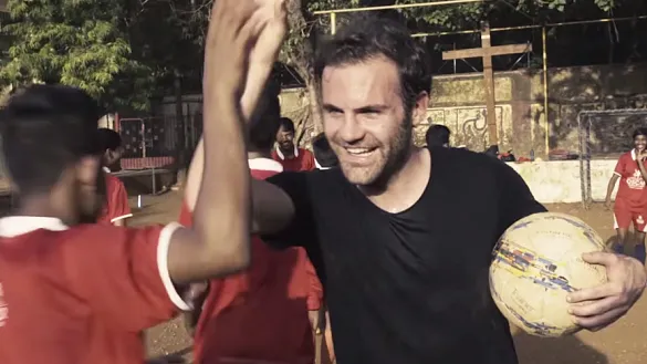 Juan Mata saluda a los jugadores en Bombay