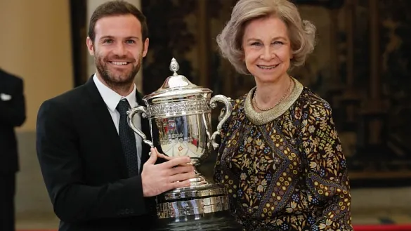 Juan Mata recibe el premio de manos de S.M. La Reina Sofía