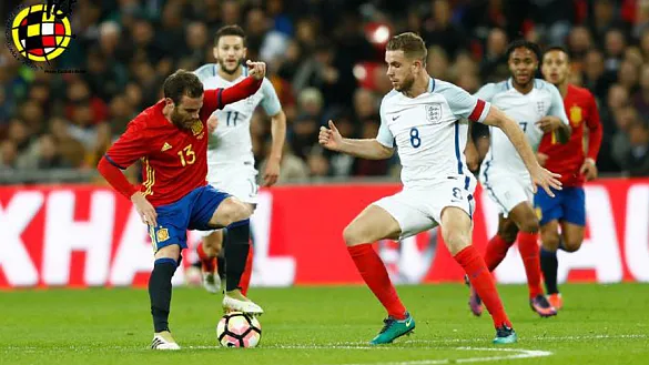 Juan Mata controla un balón jugando con España