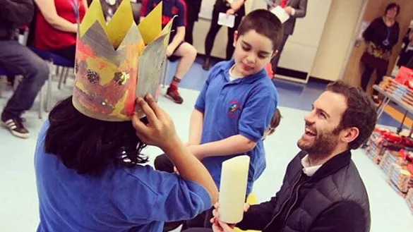 Mata compartió sonrisas con los más pequeños en Manchester